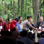 Presiden Jokowi Bagikan SK Perhutanan Sosial di Tuban