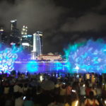Menikmati Permainan Sinar Laser dan Air Mancur Menari di Marina Bay Singapura