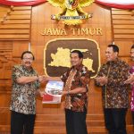 40 SK PAW Anggota DPRD Kota Malang Diserahkan Gubernur Jawa Timur