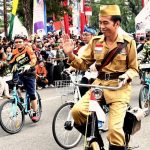 Presiden Jokowi Bersepeda Onthel di Bandung