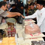 Presiden Jokowi Blusukan di Pasar Sidoharjo Lamongan, Cek Harga Sembako