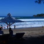 Ribuan Wisatawan Padati Pantai Serang Blitar