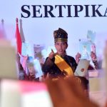 Presiden Jokowi Serahkan 6.000 Sertipikat Hak Atas Tanah di Riau