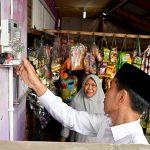 Presiden Tinjau Langsung Program Sambungan Listrik Gratis di Bekasi