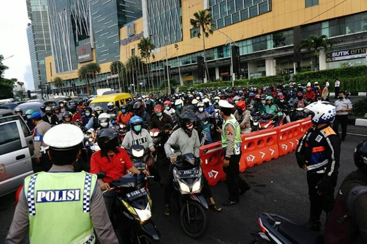 Hari Pertama PSBB Surabaya, Terjadi Kemacetan di Bundaran Waru