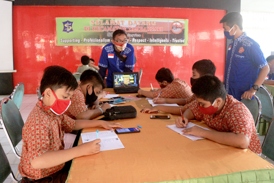Pelajar Manfaatkan Wifi Pendopo Kecamatan Tambaksari Surabaya untuk Belajar Daring