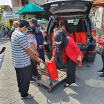 Legislator Surabaya Bagikan Sembako Bagi Warga Isoman