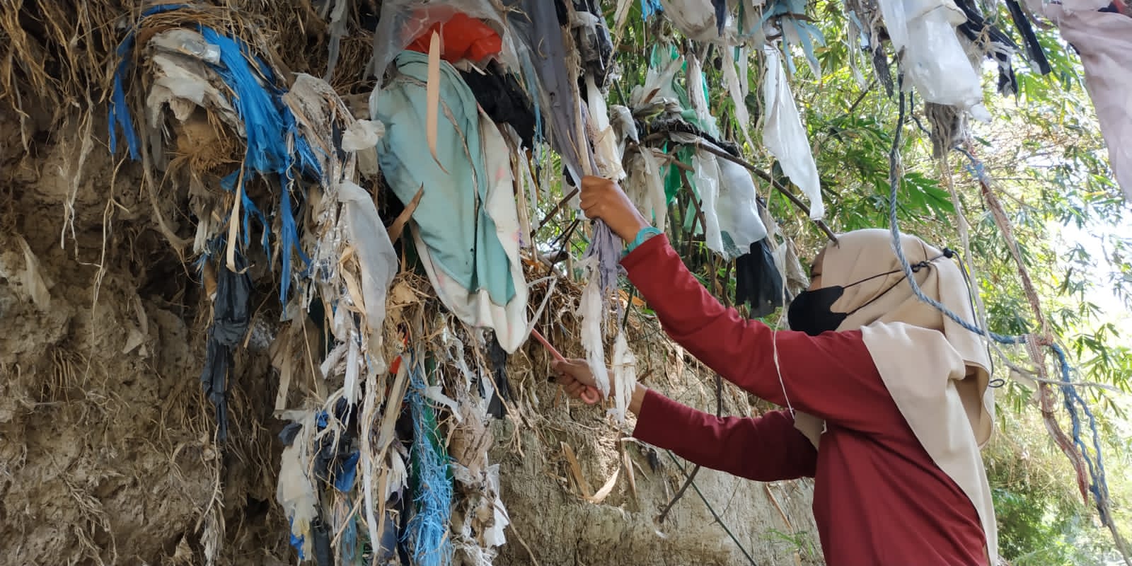 Operasi Pohon Plastik di Kali Bulusari