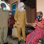 Bupati Banyuwangi Tinjau Program Jemput Bola Vaksinasi ke Lansia