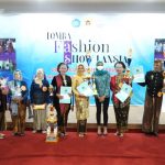 Sebanyak 92 Lansia di Kediri Ikuti Lomba Fashion Show