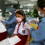 Antusiasme Orang Tua di Surabaya Antarkan Anaknya Vaksin