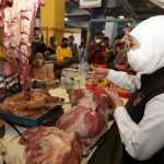Khofifah Sidak Pasar Besar Kota Madiun, Harga Daging dan Tempe Stabil
