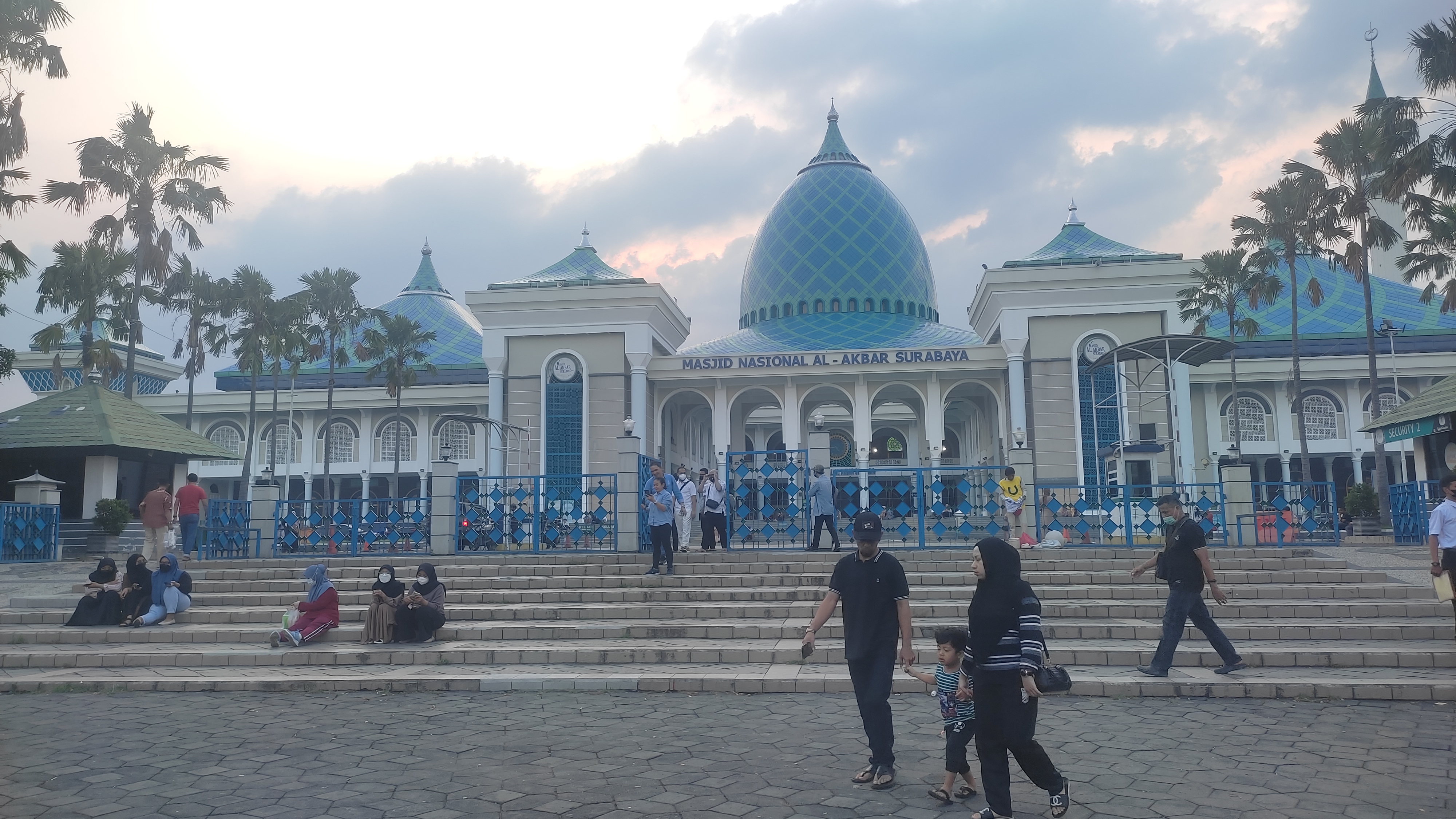 Ngabuburit di Kawasan Masjid Al Akbar Surabaya