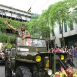 Armuji Kenakan Udeng Khas Suroboyo saat Gelaran Surabaya Vaganza