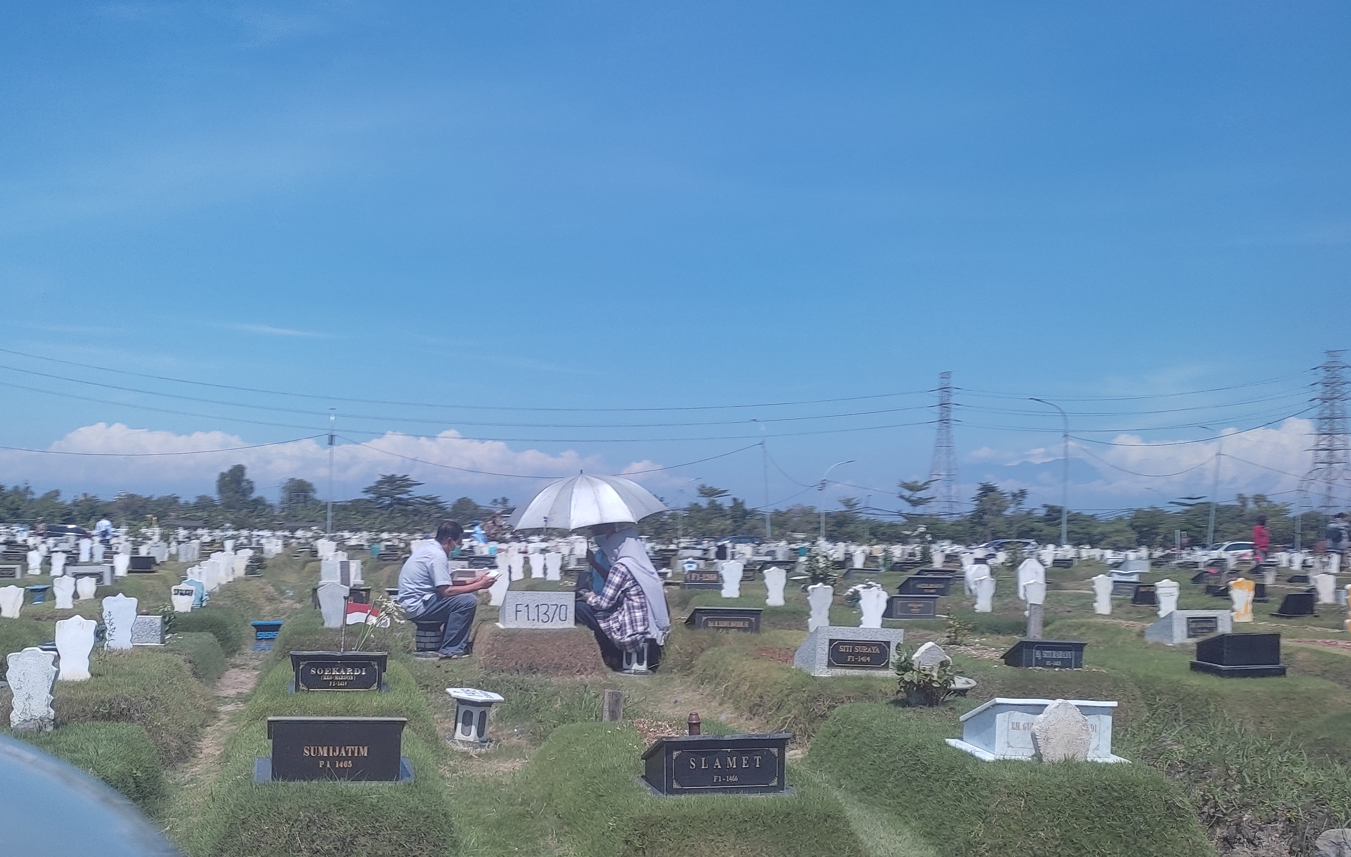 Tradisi Nyekar saat Lebaran di Surabaya