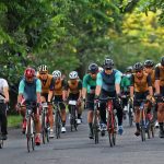 Eri – Armuji Kenalkan Wisata Surabaya ke Peserta Bromo KOM Challange 2022 dengan Bersepeda