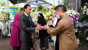 Jokowi dan Iriana Takziah ke Kediaman Almarhum Tjahjo Kumolo