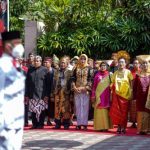 HUT ke-77 RI, PDI Perjuangan Surabaya Gelar Upacara Bendera dengan Kenakan Busana Daerah