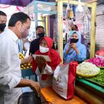 Presiden Jokowi Bagikan Bansos di Pasar Pucang Anom Surabaya