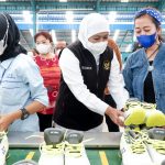 Khofifah Lepas Ekspor 14.150 Pasang Sepatu asal Madiun ke China