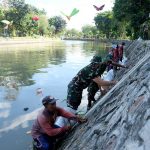 Pemkot Surabaya Bersama TNI AL Kerja Bakti di Sungai Kalimas Hasilkan 63 Ton Sampah
