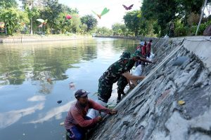 Pemkot Surabaya Bersama TNI AL Kerja Bakti di Sungai Kalimas Hasilkan 63 Ton Sampah