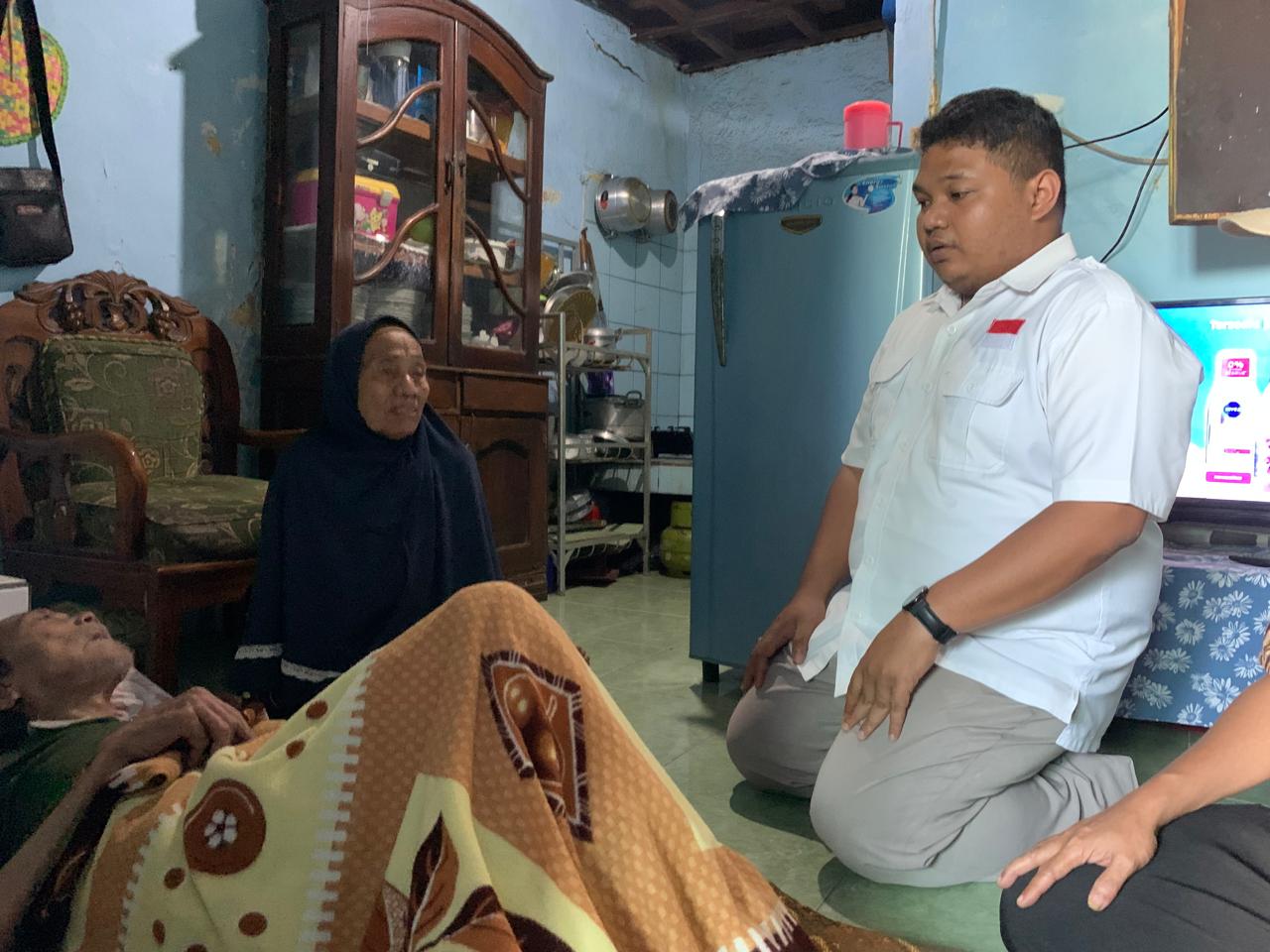 Jenguk Lansia Sakit, Achmad Hidayat : Jaminan Kesehatan Semesta Jangkau Wong Cilik