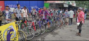 Hari Batik, Komunitas Sepeda Federal Kediri Ajak Warga Atasi Polusi