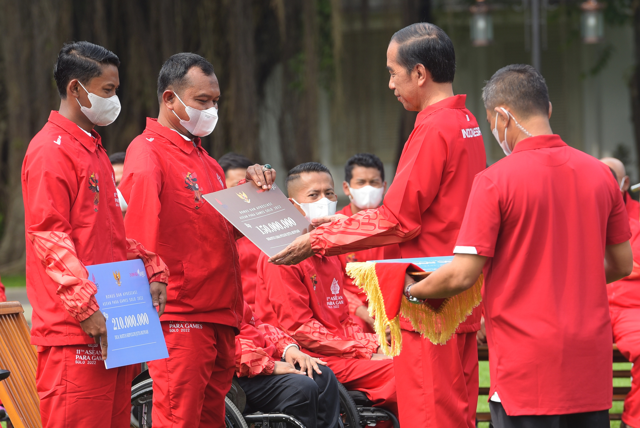 Presiden Jokowi Serahkan Bonus Atlet ASEAN Paragames XI 2022