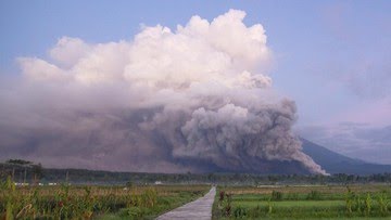Gunung Semeru Berstatus Awas, Khofifah Minta Masyarakat Tidak Panik dan Segera Evakuasi Diri
