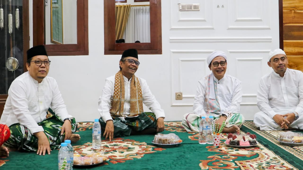 Mahfud MD Ziarah ke Makam Pendiri Ponpes Nurul Jadid dan Zainul Hasan Genggong