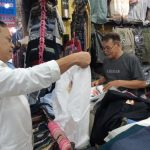 Jelang Lebaran, Omzet Pedagang Baju di Pasar Kapasan Naik 100 Persen