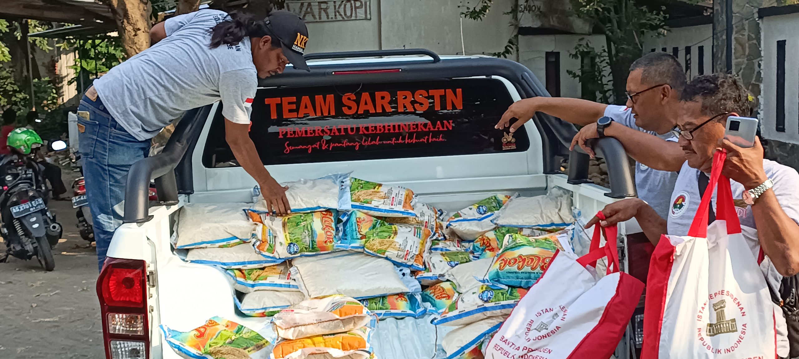 Relawan Suket Teki Nusantara Distribusikan Bantuan Sembako Jokowi ke Kelompok Disabilitas