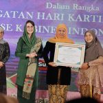 Khofifah Beri Penghargaan kepada 38 Perempuan Berprestasi dan Berjasa se-Jatim