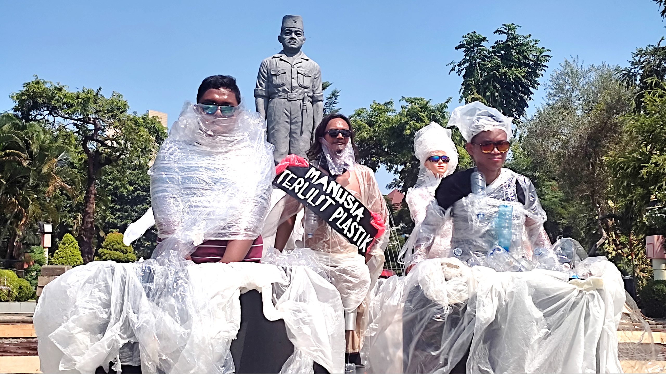 Lewat Aksi Teatrikal “Manusia Terlilit Sampah”, Ecoton Ingatkan Bahaya Mikroplastik