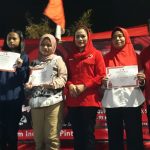Puti Guntur Soekarno Salurkan 720 Beasiswa PIP di Banyu Urip Surabaya
