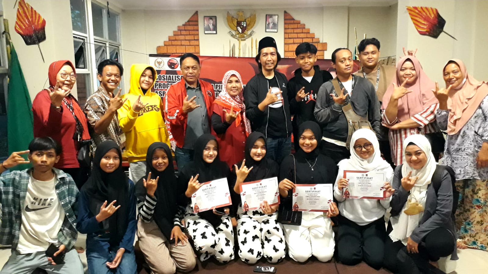 PDI Perjuangan Kota Surabaya Salurkan Beasiswa PIP ke Putra-Putri Budayawan