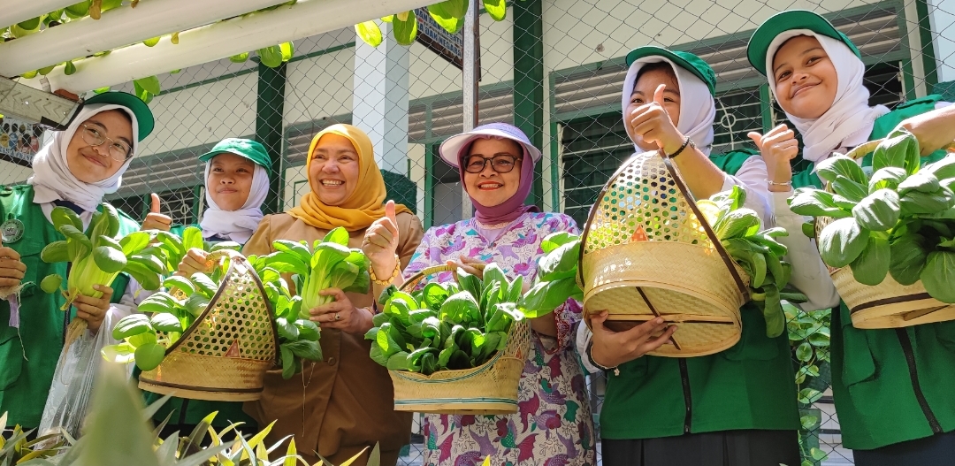 Panen Sayuran Hidroponik, Ganik Pramana Apresiasi Kemandirian Pelajar SMPN 4