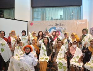 Hari Batik Nasional, ARTOTEL TS Suites Surabaya dan UMKM Gelar Workshop Batik Eco Print