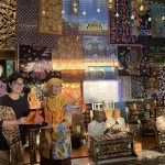 Mövenpick Hotel Surabaya City Pamerkan Kain Batik Karya Pelajar SMKN 12 Setinggi Atap Lobby