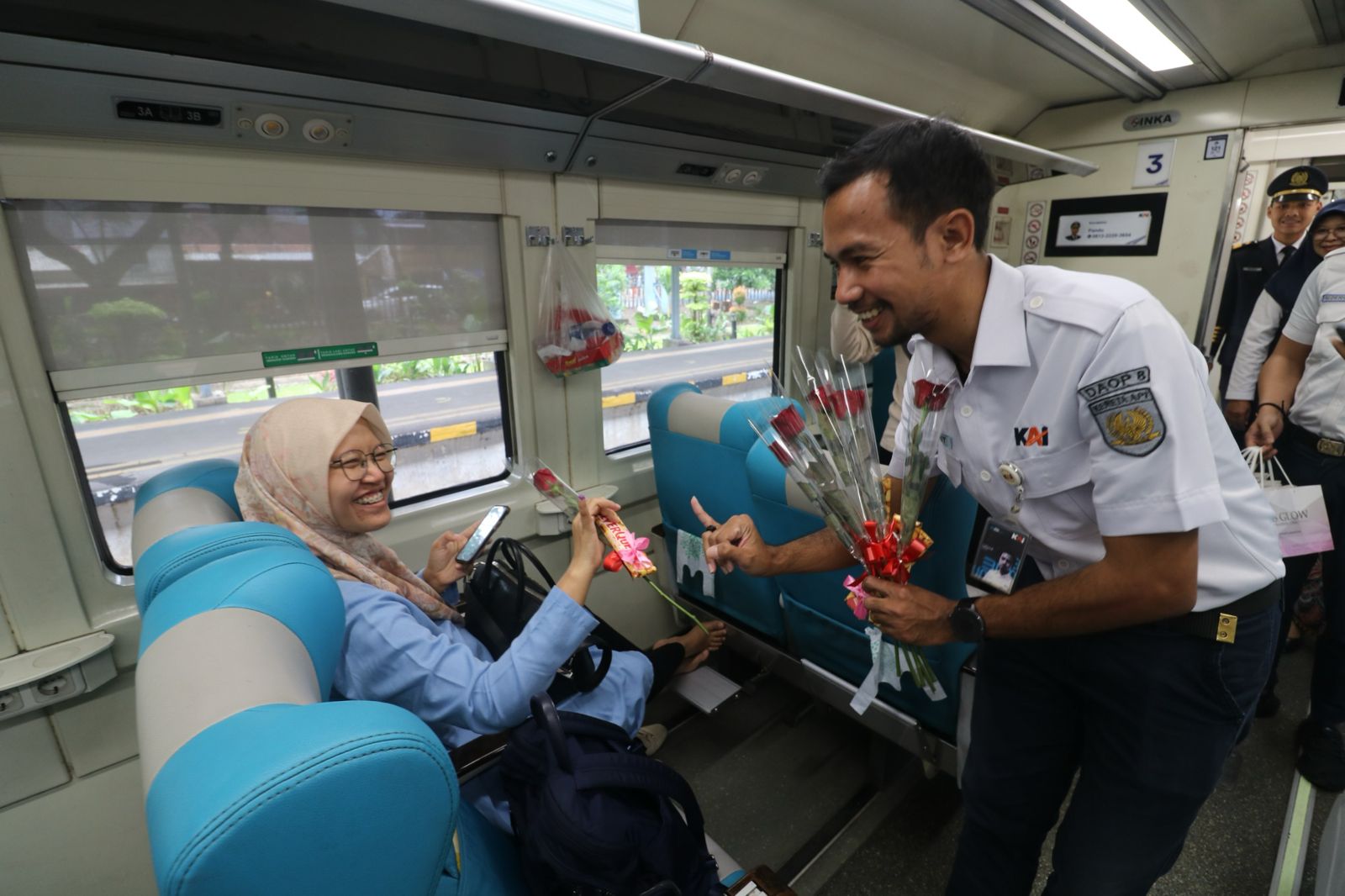 Daop 8 Surabaya Berikan Mawar dan Cokelat untuk Pelanggan yang Gunakan Hak Pilih Pemilu