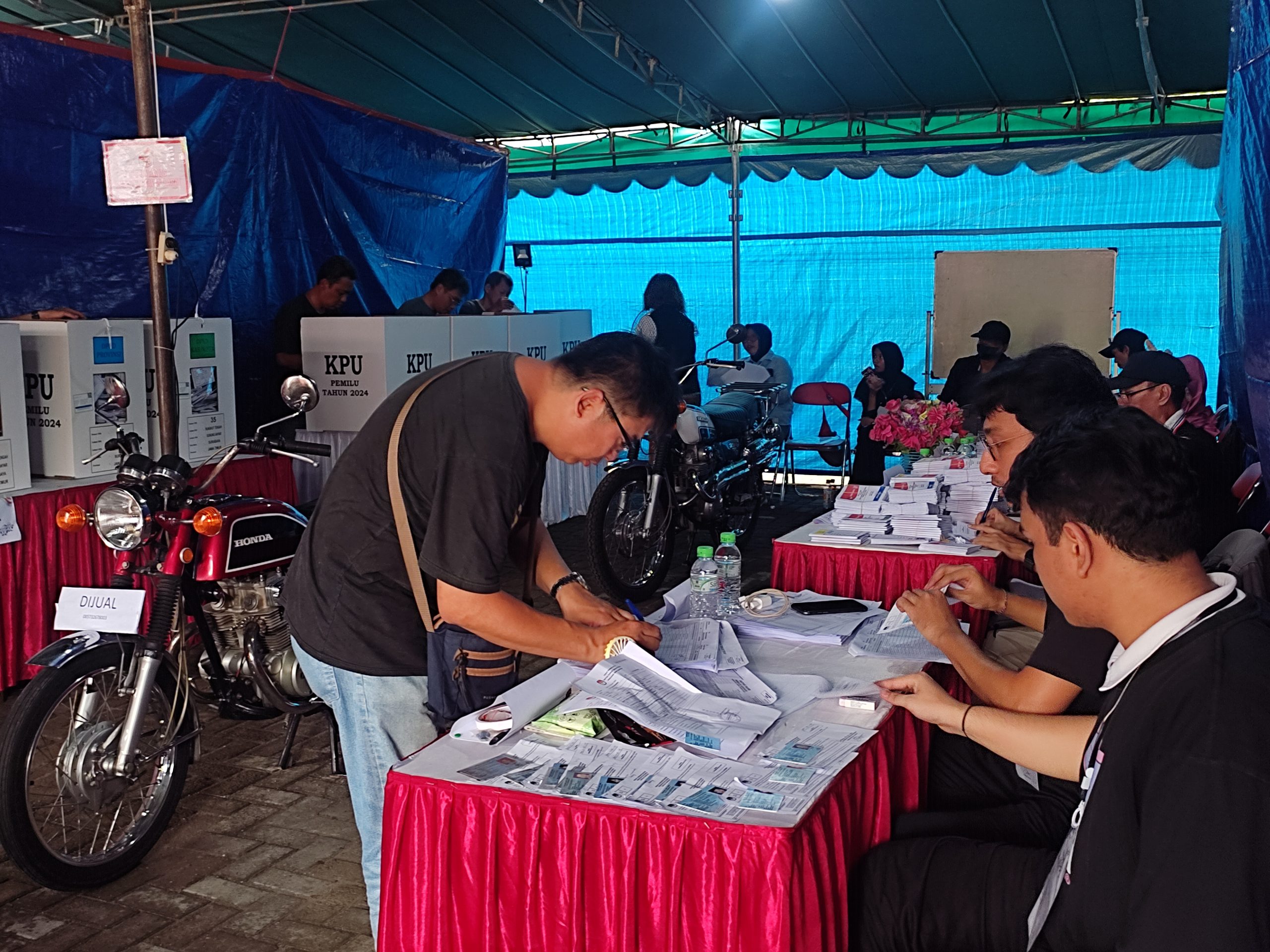 Dinkes Surabaya Catat 43 KPPS Sakit Saat Pemilu Dinkes Surabaya Catat 43 KPPS Sakit Saat Pemilu