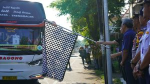 Bupati Trenggalek Berangkatkan 7 Bus Balik Gratis Tujuan Surabaya