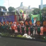 Massa Buruh Bentangkan Bendera Merah Putih Panjang di Aksi May Day