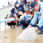 Pemkab Situbondo Tebar 2.000 Benih Ikan dan Lepasliarkan Tukik