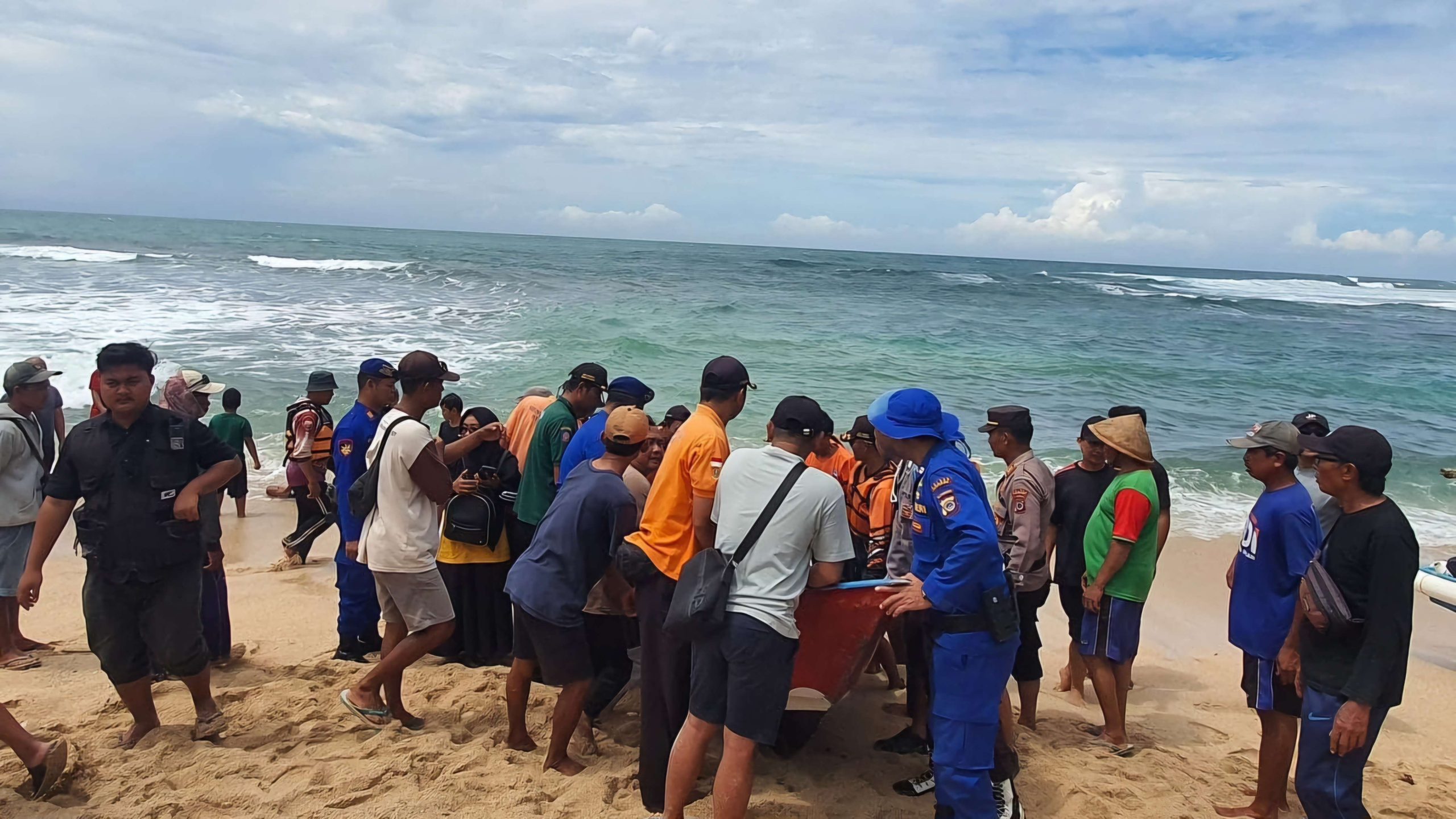 13 Siswa Mojokerto Terseret Ombak Pantai Drini, 3 Meninggal 1 Hilang 13 Siswa Mojokerto Terseret Ombak Pantai Drini, 3 Meninggal 1 Hilang