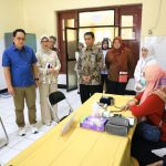 Pj Gubernur Jatim Tinjau Program Cek Kesehatan Gratis