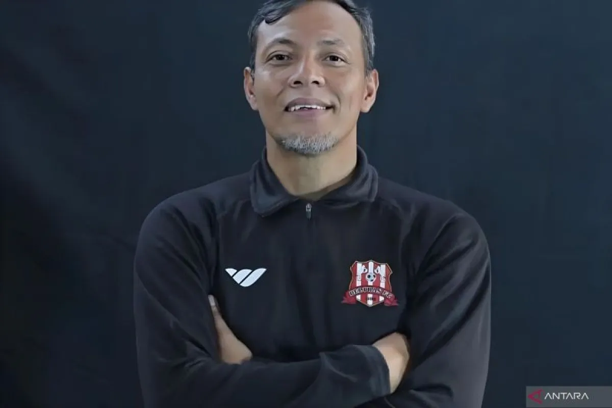 Legenda Sepak Bola Bejo Sugiantoro Meninggal setelah Pingsan di Lapangan