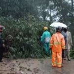 Waspada!  Material Lumpur Longsor Tutupi Jalan Raya Ngantang – Wlingi