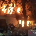 Sisi Barat Gedung Negara Grahadi Surabaya Dibakar Massa
